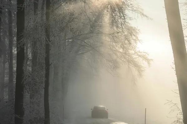 mennyit kopik a téli gumi nyáron - havas, ködös tájon egy autó az úton